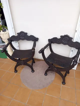 Juego de 2 Sillas Antiguas de Madera Oscura