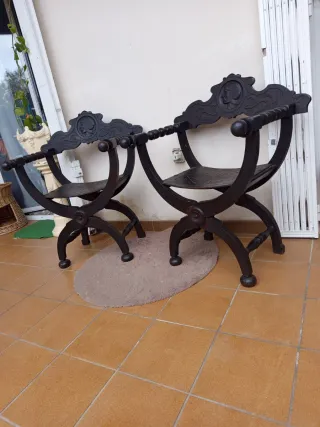 Juego de 2 Sillas Antiguas de Madera Oscura