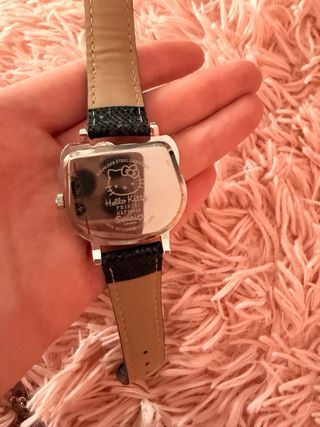 Reloj Hello Kitty Negro con Detalles Plateados