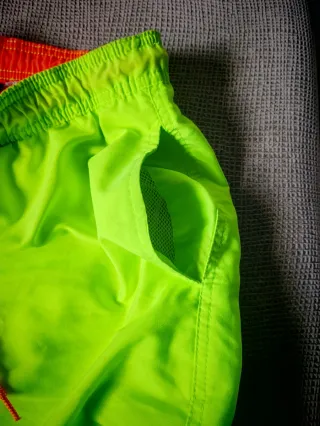 Nuevo Bañador fluorescente talla XS.