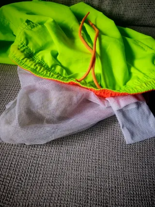 Nuevo Bañador fluorescente talla XS.