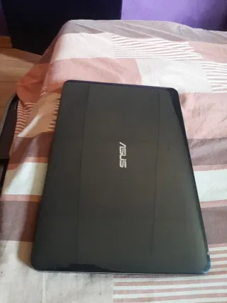 ASUS i7 Notebook Oro y Negro