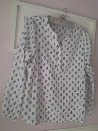 Blusa estampada azul y blanco