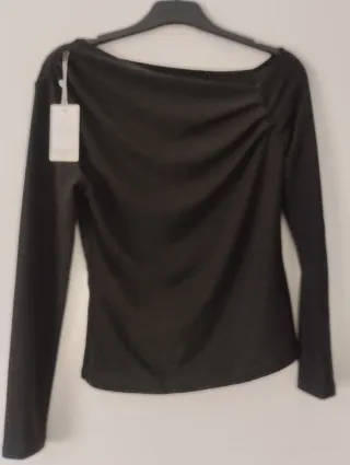 Camiseta negra manga larga con etiqueta