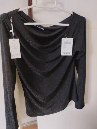 Camiseta negra manga larga con etiqueta