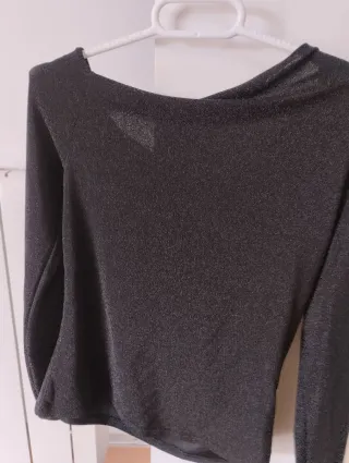 Camiseta negra manga larga con etiqueta