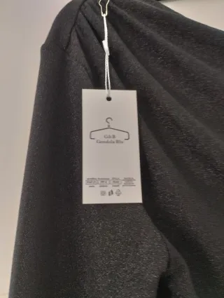 Camiseta negra manga larga con etiqueta