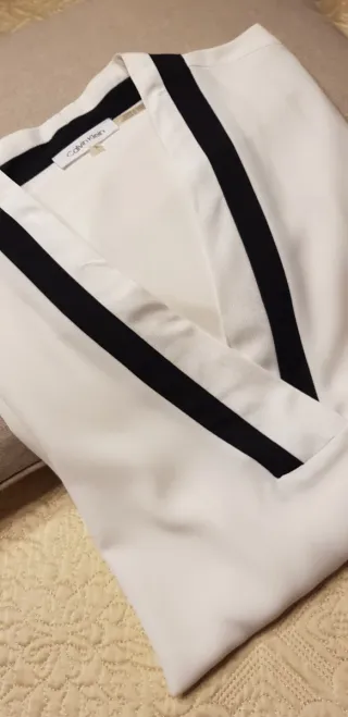 Blusón blanco Calvin Klein con ribete negro