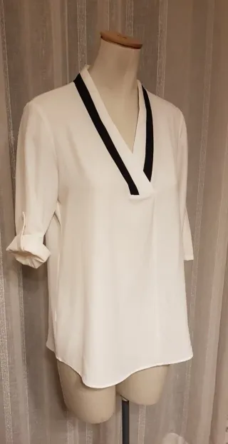 Blusón blanco Calvin Klein con ribete negro