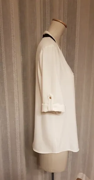 Blusón blanco Calvin Klein con ribete negro