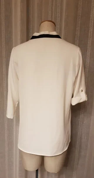 Blusón blanco Calvin Klein con ribete negro