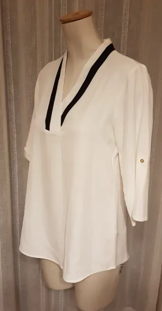 Blusón blanco Calvin Klein con ribete negro