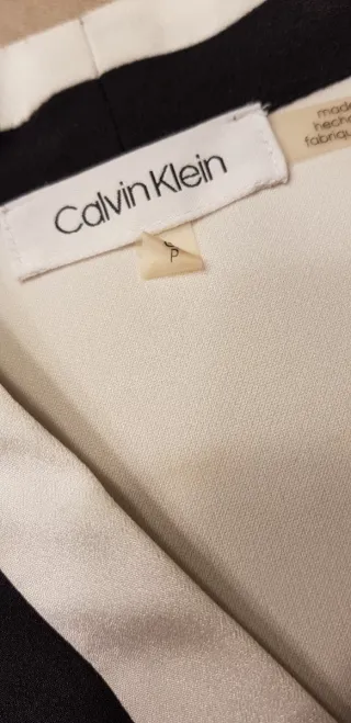 Blusón blanco Calvin Klein con ribete negro