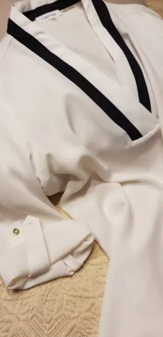 Blusón blanco Calvin Klein con ribete negro