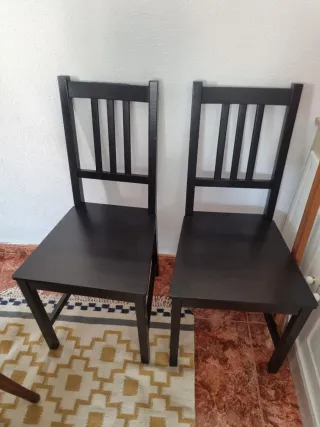 Mesa oscura patas metálicas