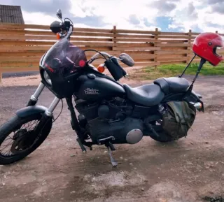 Harley Davidson Dyna Street Bob Negra