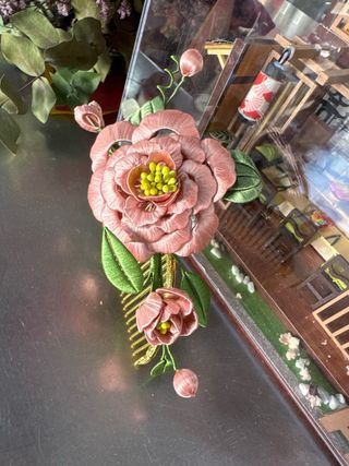 Peineta Flores Dorada Rosa hecho mano
