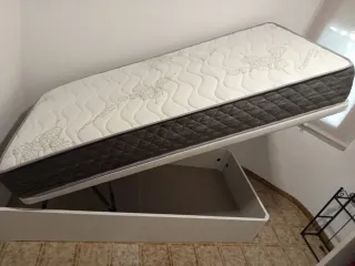 Canapé abatible gris y blanco