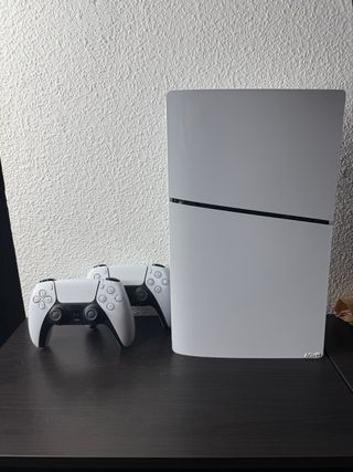 Playstation 5 Digital Slim + 2 Mandos