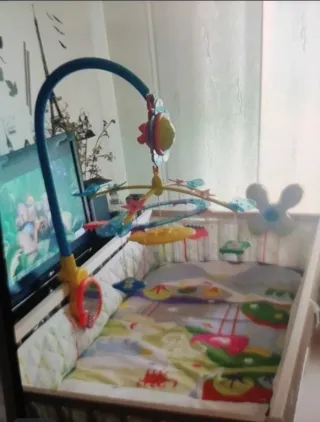 Cuna ikea de bebé con móvil