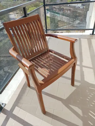 Mesa redonda y 2 sillas de madera teca