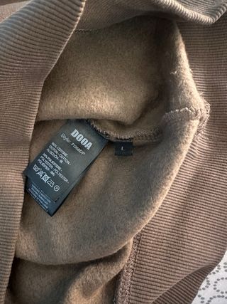 Pullover marrone con logo