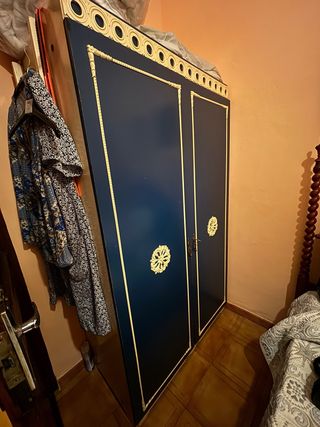 Armario azul y dorado