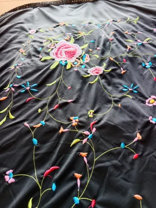 Mantón de Manila bordado 1.50x1.50 cm