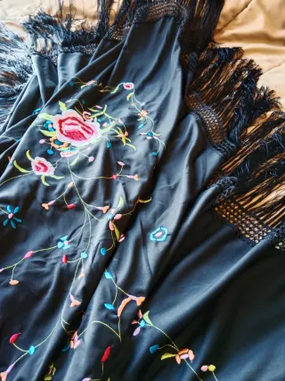 Mantón de Manila bordado 1.50x1.50 cm