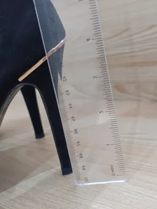 Zapatos de tacón negros, solo usados una vez