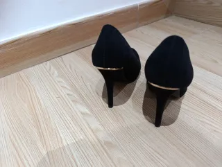 Zapatos de tacón negros, solo usados una vez