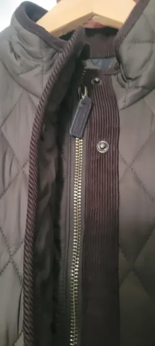 Chaleco acolchado con etiquetas