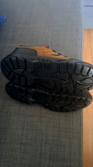 Botas de invierno marrones y negras