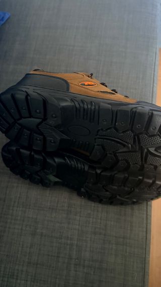 Botas de invierno marrones y negras