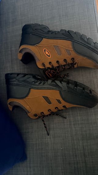 Botas de invierno marrones y negras