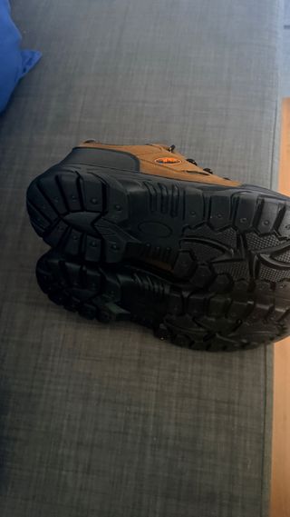 Botas de invierno marrones y negras