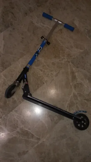 Patinete Oxelo azul y negro