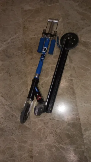 Patinete Oxelo azul y negro