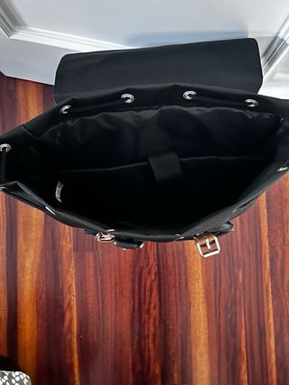 Mochila negra con detalles en cuero