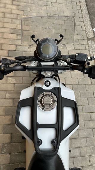 Husqvarna Svartpilen 401 Blanca