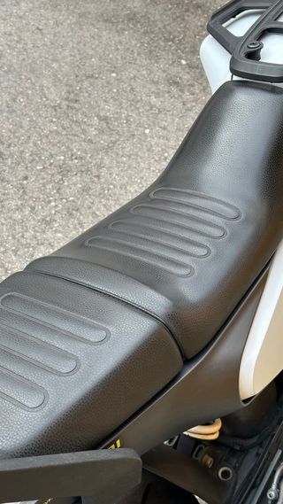 Husqvarna Svartpilen 401 Blanca