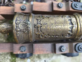 Cañón decorativo de bronce a escala