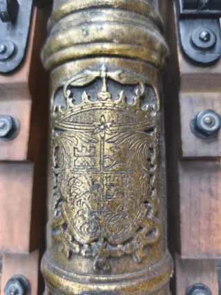 Cañón decorativo de bronce a escala