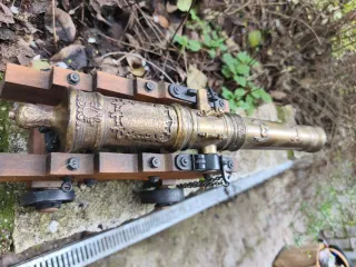 Cañón decorativo de bronce a escala