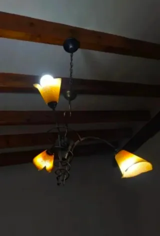 Lámpara de techo colgante dorada y transparente