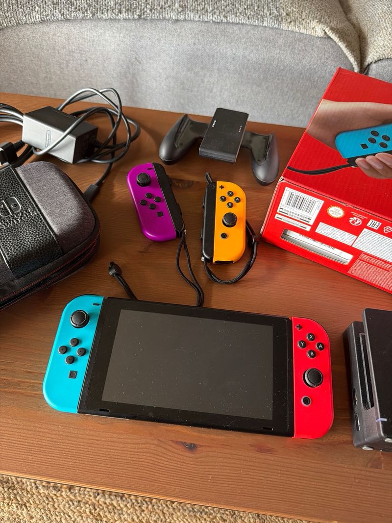 Nintendo Switch con accesorios originales afbeelding 2