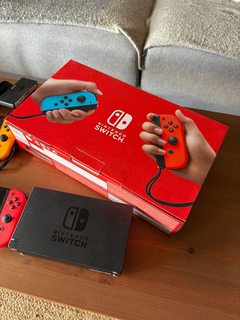 Nintendo Switch con accesorios originales afbeelding 3