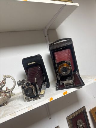 Dos cámaras de fotos antiguas
