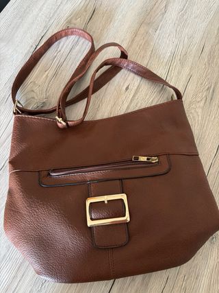 Bolso marrón con hebilla dorada