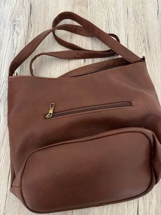 Bolso marrón con hebilla dorada